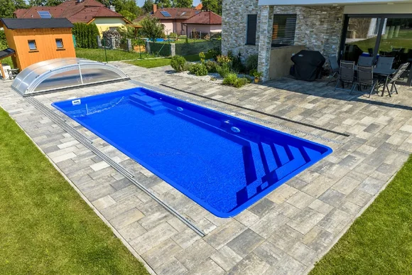 Rechteckiger Pool mit blauer Folie im Garten